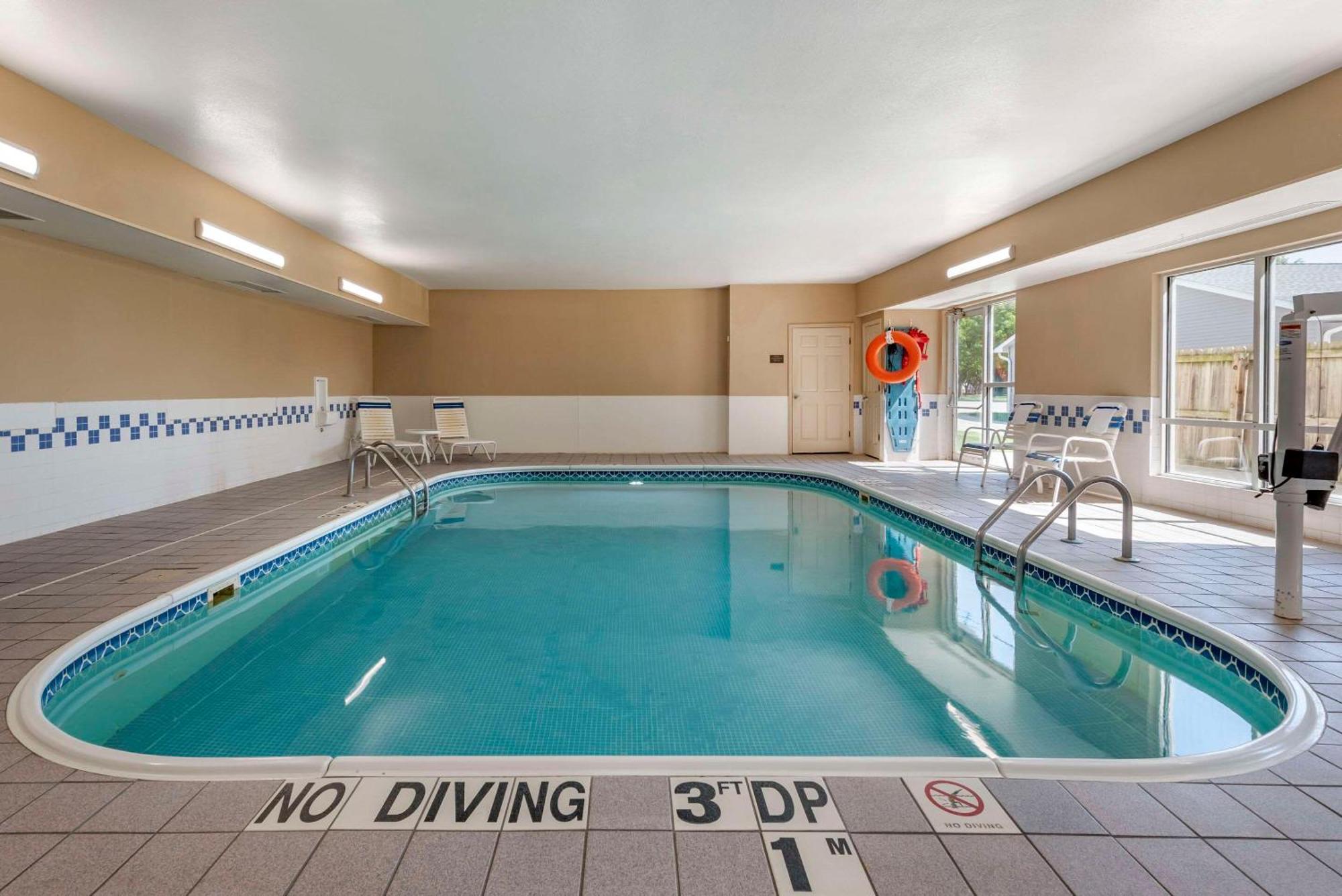 Comfort Suites Terre Haute University Area Kültér fotó